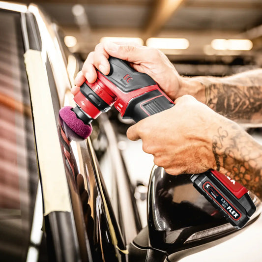FLEX Akku-Poliermaschine PXE 80 12-EC im Einsatz an Autotür – präzises Polieren mit Mini-Polieraufsatz für schwer zugängliche Fahrzeugstellen.