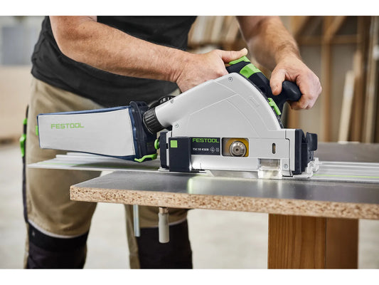 Festool TSC 55 KSEB Akku-Tauchsäge beim Tauchschnitt in Holzwerkstück mit Führungsschiene