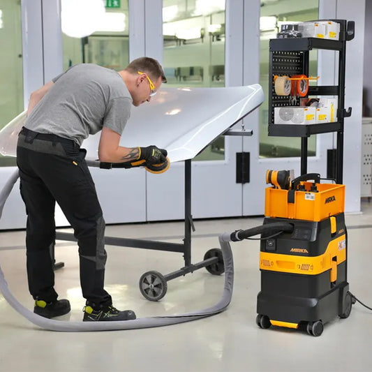 Mirka DEXOS 1230 Workstation in Anwendung mit Industriesauger, Organisationsregal und Schleifmittel-Zubehör