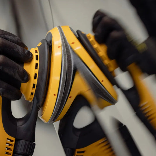 Mirka Exzenterschleifer mit Iridium Soft Schleifscheiben Grip gelocht Multifit – vibrationsarmes Schleifen auf Lackoberflächen für präzise Finisharbeiten im Fahrzeugbereich.