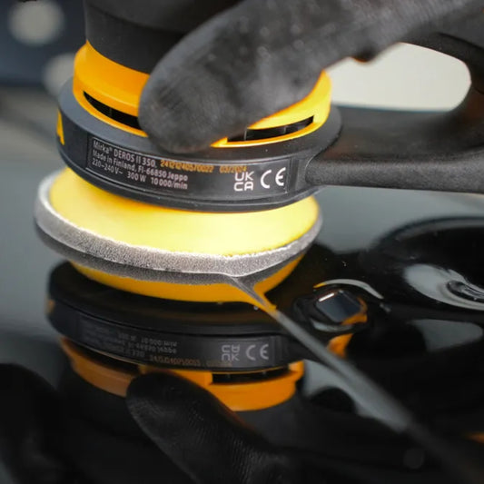 Mirka DEROS Schleifer mit Iridium Soft Schleifscheibe gelocht Multifit – staubarmes Schleifen auf Hochglanzoberfläche für perfekte Finish-Ergebnisse im professionellen Einsatz.