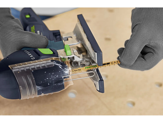 Festool Stichsägeblatt-Set STS-Sort/21 mit verschiedenen Blättern in T-Schaft-Aufnahme zur Anwendung.