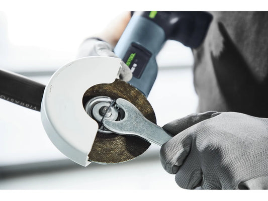 Festool Stirnlochschlüssel KF-AGC 18 beim Lösen der Schnellspannmutter am Akku-Winkelschleifer AGC 18