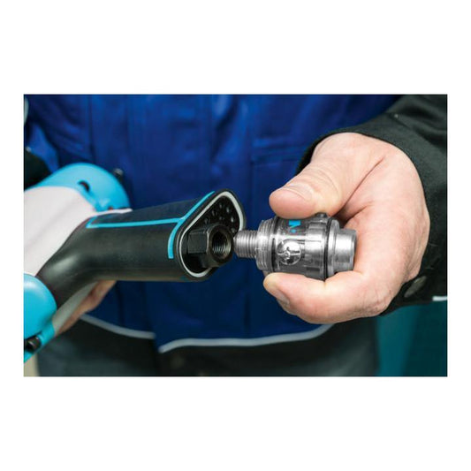 HAZET Mini-Öler 9070N-1 mit Kupplungsbuchse und Innengewinde, in Hand gehalten, Anwendungsbeispiel bei Pneumatik-Werkzeug.