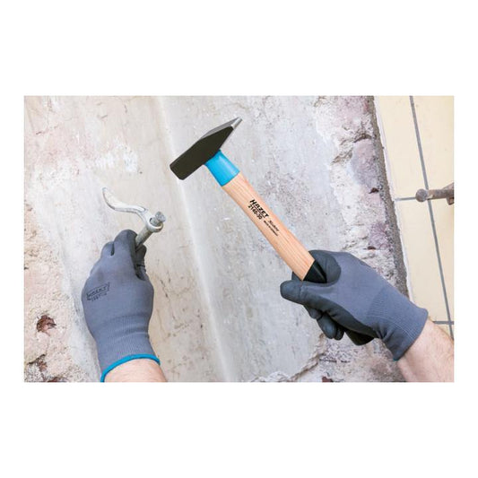 HAZET Schlosserhammer BluGuard 2140 mit Stahl-Stielschutzhülse in Anwendung, Arbeiter trägt Schutzhandschuhe